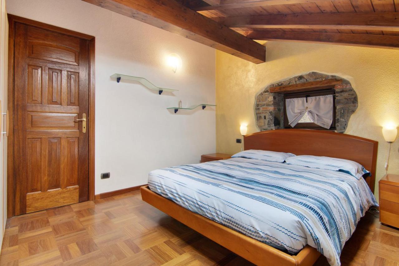 Ferienwohnung La Mansarda Di Eros E Tiziana Lanzo dʼIntelvi Exterior foto